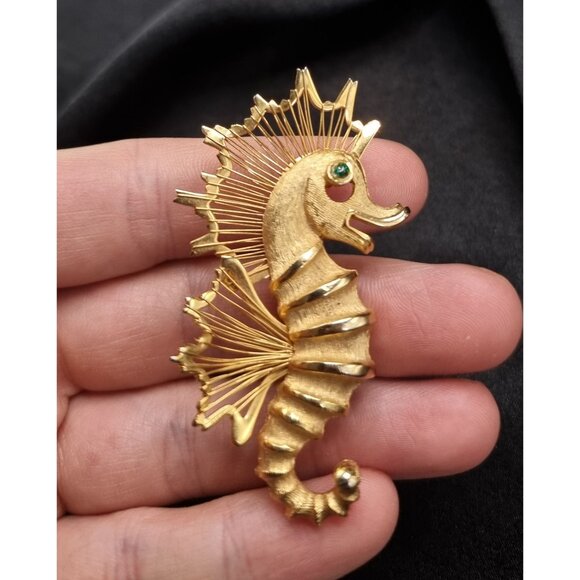 Rare Find Vintage 1960s MONET Gold Seahorse Brooch With Green Accent Eye Signed - Picture 4 of 5